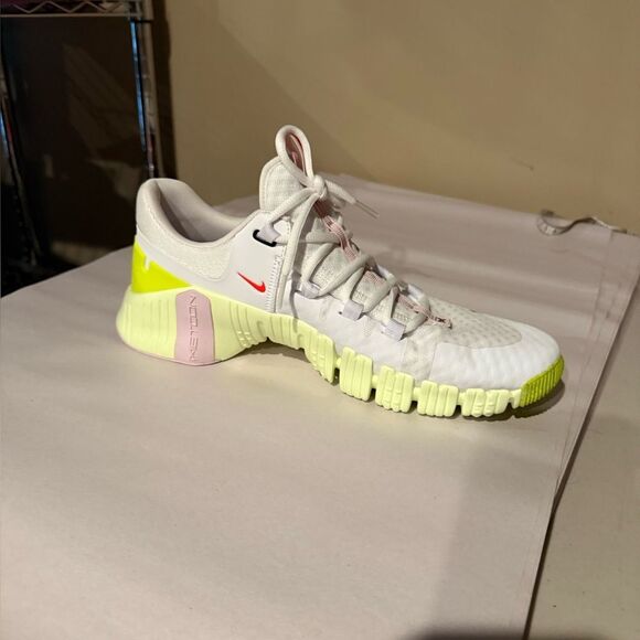 Nike Free Metcon 5” Barely Volt/Pink Foam Sneakers Women’s Sz 12 NWOB - Picture 7 of 9